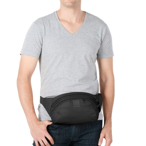 sklep pływacki aqua-swim.pl BIODRÓWKA ANTYKRADZIEŻOWA METROSAFE LS120 PACSAFE BLACK na modelu sklep pływacki aqua-swim.pl BIODRÓWKA ANTYKRADZIEŻOWA METROSAFE LS120 PACSAFE BLACK na modelu